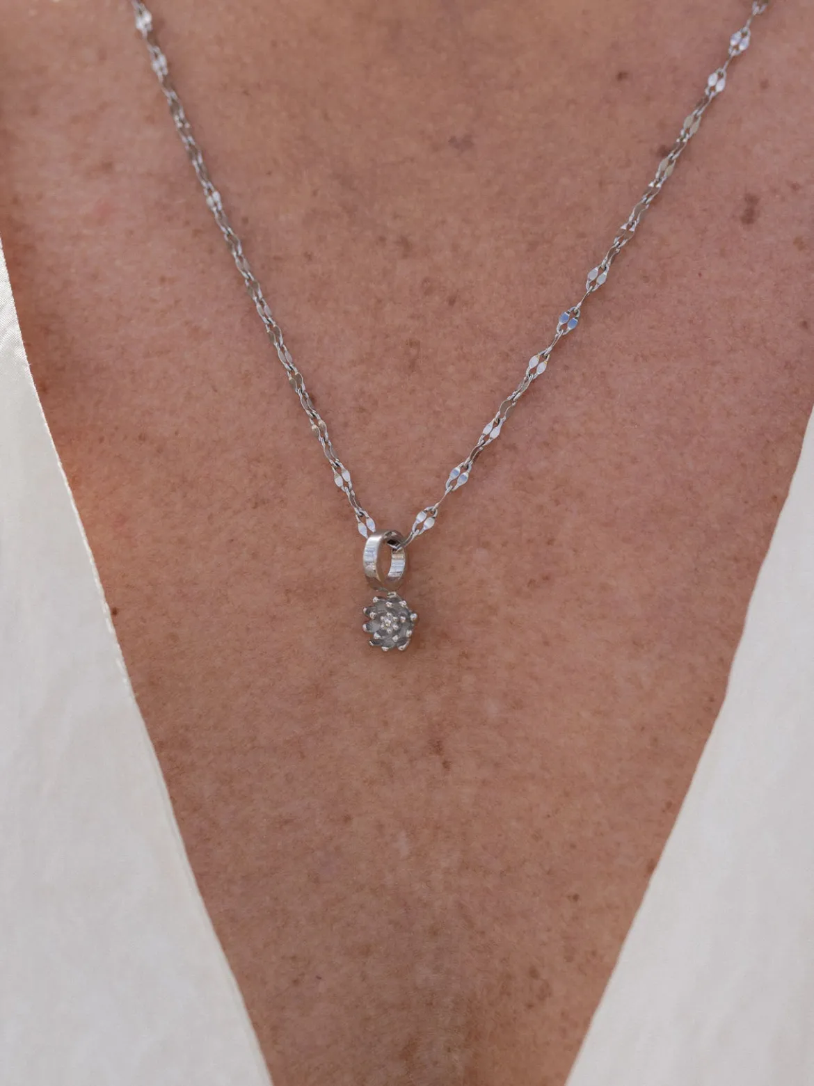 Seerosen Charm Anhänger - Geburtsblume Juli